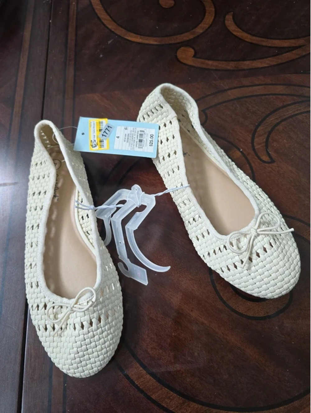 Size 4 brand new girl shoes from target item. 1771 boxG18
